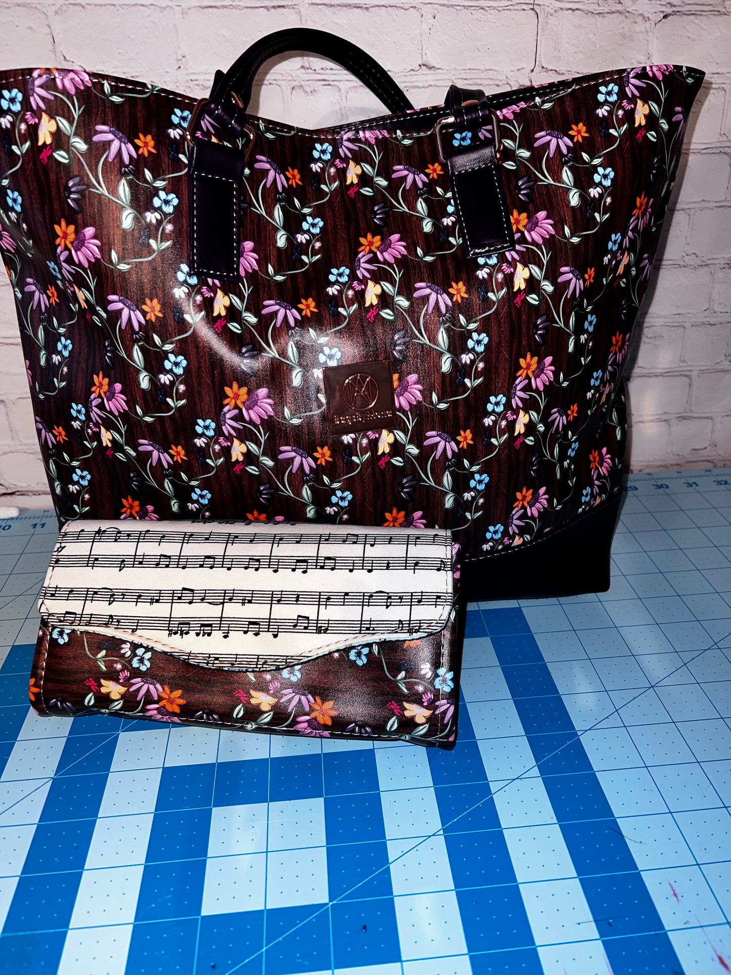 Big B at 110% Evermore TS Piano Floral Lg Tote. Includes Wallet